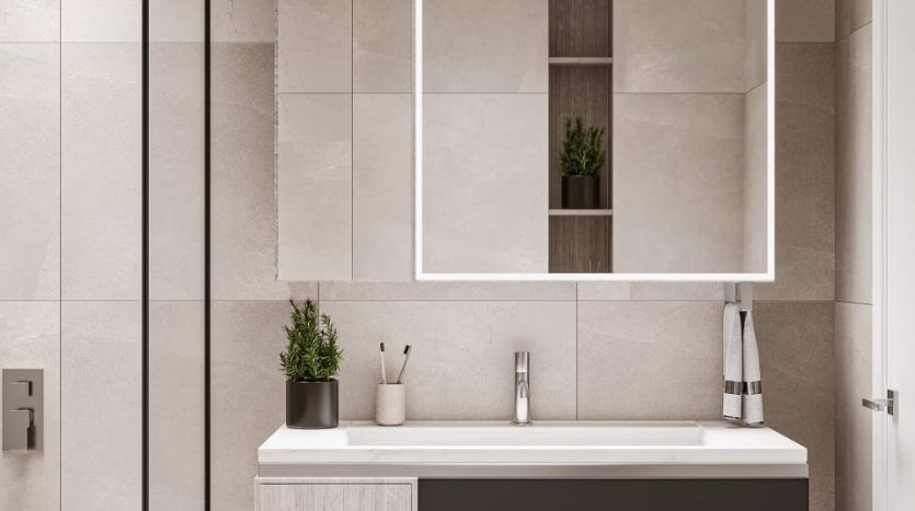 Une salle de bain de villa moderne à Dubaï avec une vasque flottante, un lavabo rectangulaire et un grand miroir. Carrelage neutre aux murs, porte de douche vitrée et décoration minimaliste avec plantes.