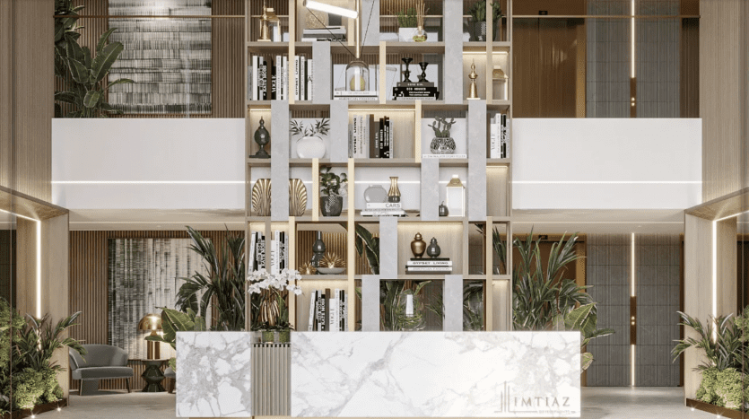 Un hall d'entrée moderne et élégant comprenant un grand bureau de réception en marbre blanc, une vaste exposition derrière les étagères de livres et d'objets de décoration, ainsi que des plantes vertes luxuriantes entourant la zone ; ressemblant au style luxueux souvent vu