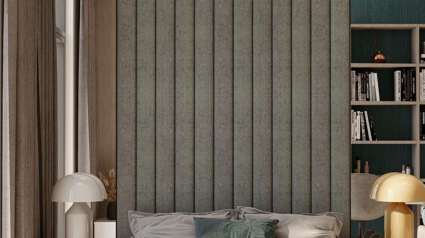 Une chambre moderne dotée d'un élégant lit à profil bas avec une literie verte et grise, flanquée de tables d'appoint en bois avec des lampes élégantes, sur un fond de panneaux de bois rayés avec une étagère intégrée, idéale pour