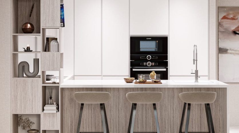 Une cuisine moderne dans une villa à Dubaï avec des armoires blanches, un four encastré et un bar de petit-déjeuner doté de trois tabourets. Les objets de décoration et les plantes ajoutent une ambiance chaleureuse.