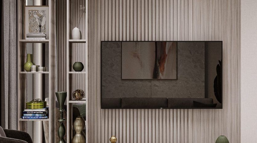 Un salon élégant doté d'un fauteuil gris foncé, d'une élégante console TV en marbre blanc, d'une télévision grand écran et d'accents en bois. Des étagères décoratives remplies de vases et de livres ajoutent du charme à cet appartement