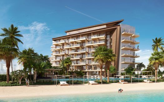 Moderna villa sulla spiaggia a Dubai con ampi balconi, circondata da palme, con persone che si godono la spiaggia e il cielo azzurro.