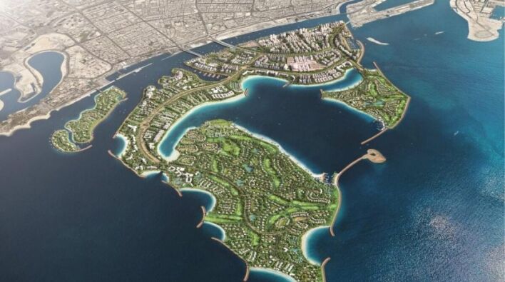 Vue aérienne d'une île artificielle luxueuse en forme de palmier avec une verdure luxuriante, des voies navigables et des zones résidentielles comprenant des appartements haut de gamme à Dubaï, entourée par l'océan bleu et la ville côtière voisine.
