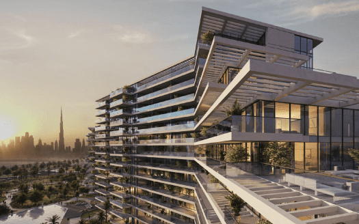 Un moderno edificio a più piani con vaste facciate in vetro al tramonto, affacciato sui tetti della città di Dubai con un grattacielo di rilievo sullo sfondo.
