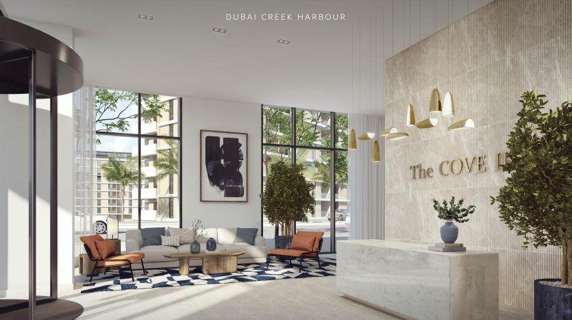 Hall d'entrée moderne de « la crique » du port de Dubaï Creek, comprenant des coins salons élégants, un bureau de réception en marbre, un éclairage élégant et de grandes fenêtres avec une lumière naturelle abondante, idéal pour un investissement dans un appartement.