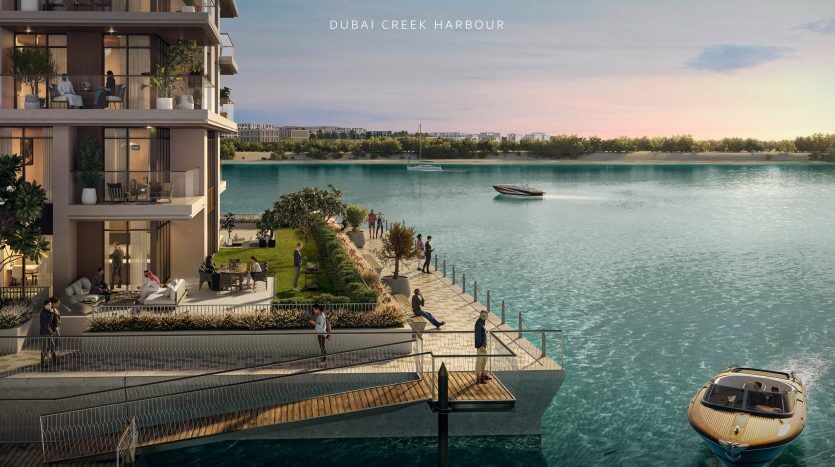 Image promotionnelle de « la crique » du port de Dubai Creek, comprenant des appartements et des villas modernes surplombant l'eau, avec des gens se promenant sur une jetée paysagée et des bateaux à proximité.