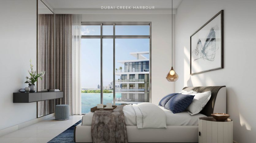 Une chambre moderne dans "la crique, Dubai Creek Harbour", comprenant un lit avec une literie moelleuse, des meubles minimalistes et des baies vitrées donnant sur une vue tranquille sur le front de mer.
