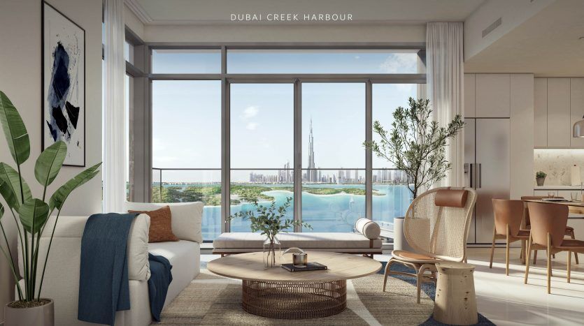 Salon moderne dans un appartement de Dubaï à Dubai Creek Harbour, doté d'un mobilier élégant, d'une plante en pot et d'une vue sur le Burj Khalifa au loin. Texte "La Crique