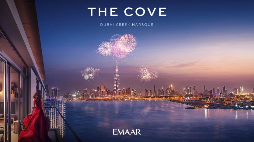 Une femme vêtue d'une robe rouge se tient sur un balcon surplombant le port de Dubai Creek, avec une ligne d'horizon nocturne et un feu d'artifice vibrant. Le texte indique « Investissement Dubaï » et « Emaar.