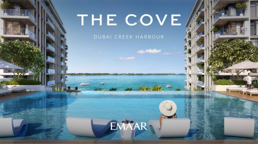 Piscine luxueuse dans la crique, port de Dubai Creek avec de l'eau bleu clair, entourée d'immeubles modernes de grande hauteur, et une personne se détendant sur une chaise longue, face à une vue panoramique sur l'océan