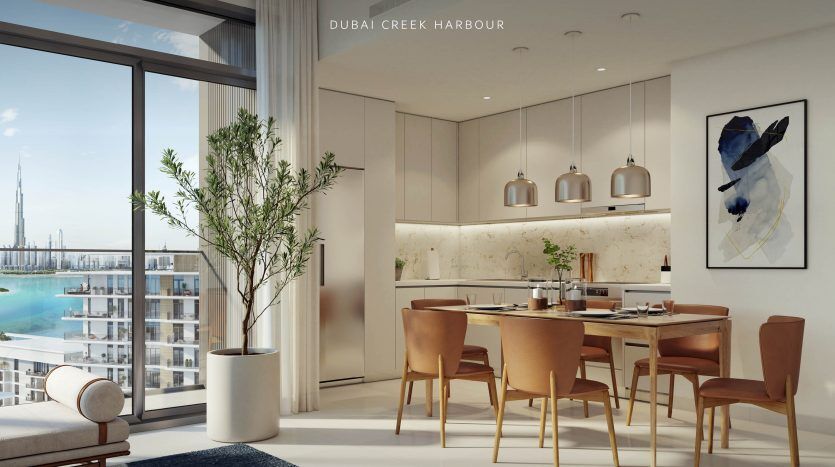Intérieur de salle à manger luxueux dans un « appartement Dubai, at the Cove, Dubai Creek Harbour » d'Emaar, avec un mobilier élégant et une vue magnifique sur les toits de la ville du sol au