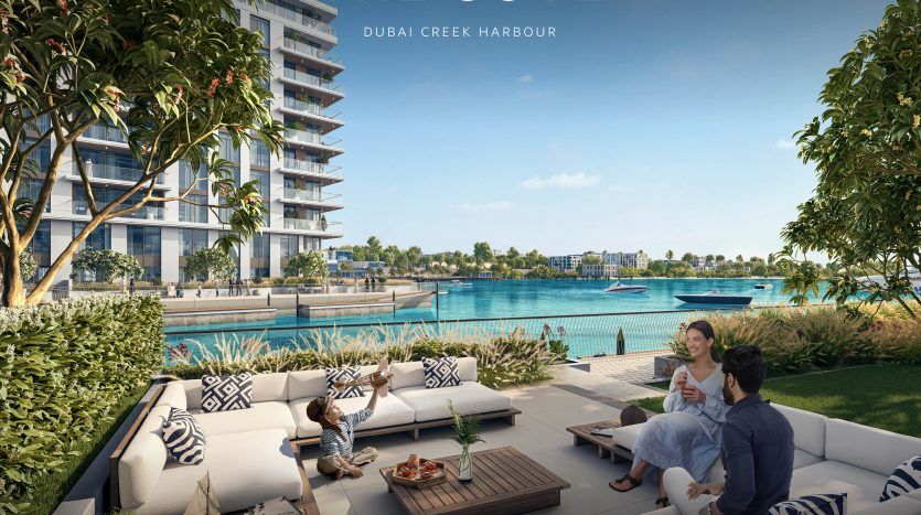 Une famille profite d'une journée ensoleillée dans une luxueuse propriété au bord de l'eau à Dubaï avec des bâtiments modernes, un aménagement paysager luxuriant et une grande piscine. Un enfant interagit avec un chiot sur la terrasse.