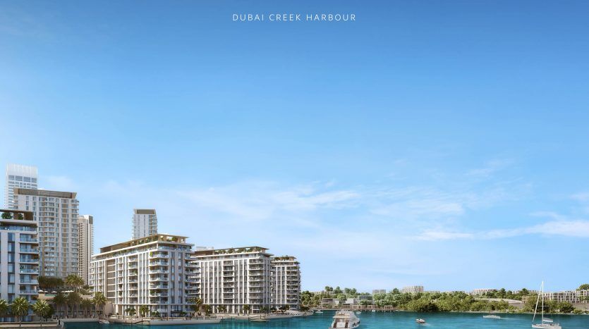 Image promotionnelle de « la crique » au port de Dubaï Creek, mettant en valeur des bâtiments modernes en bord de mer avec un ciel bleu clair, des eaux calmes et des bateaux de loisirs. Parfait pour ceux qui cherchent à investir à Dubaï.