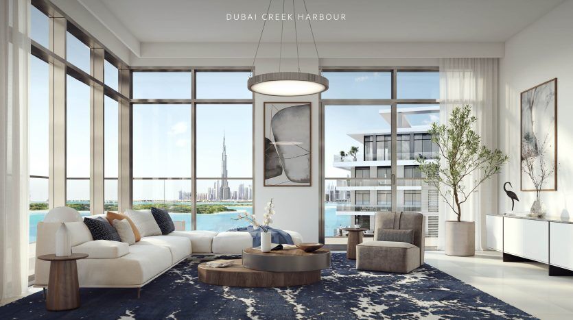 Salon moderne dans une villa du port de Dubai Creek avec des canapés élégants, une table ronde centrale, une décoration élégante et une légende "The Cove - Emaar". De grandes fenêtres offrent une vue imprenable sur