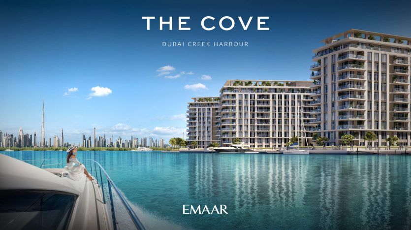 Image promotionnelle de « la crique » au port de Dubai Creek, avec des immeubles d'appartements modernes au bord de l'eau, une vue sur l'horizon et un yacht au premier plan avec une personne qui regarde.