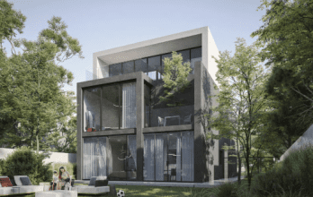 Moderna casa a due piani con ampie vetrate, circondata da alberi verdi. Due persone sedute all'esterno, una che legge e l'altra che gioca con un cane, stanno valutando di investire in un immobile simile tramite un'agenzia immobiliare.