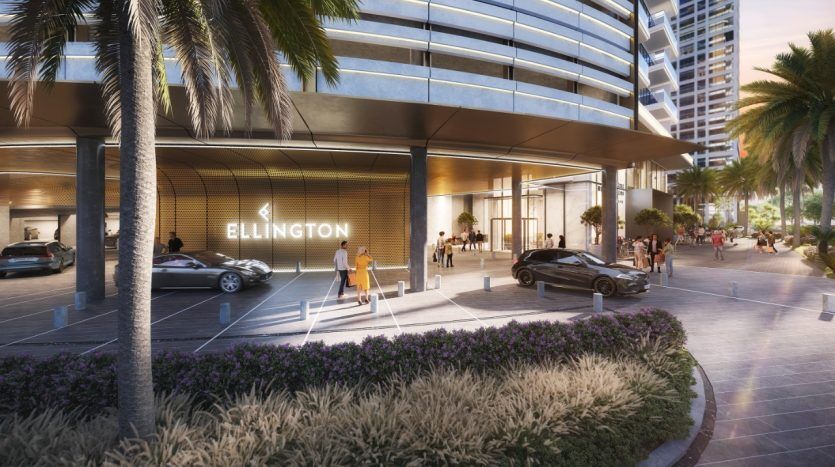 L'image montre un paysage urbain moderne avec une voiture de luxe garée devant, des gens marchant et un bâtiment intitulé « Ellington » comprenant des appartements à Dubaï dans un cadre urbain animé.