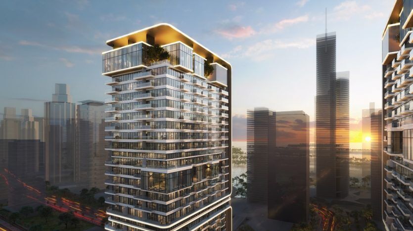 Un gratte-ciel moderne au coucher du soleil, avec une lumière dorée éclatante illuminant ses balcons et ses jardins complexes, entouré d'un paysage urbain animé avec des traînées rouges provenant des phares des voitures représente un investissement exceptionnel à Dubaï.