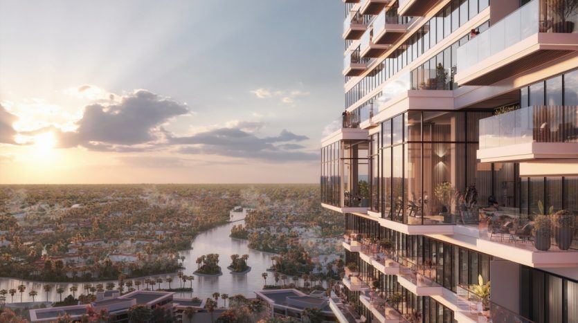 Vue du coucher de soleil sur un paysage urbain luxuriant depuis les balcons d'un immeuble moderne de grande hauteur à Dubaï. La scène présente des balustrades en verre réfléchissant et une rivière sereine qui serpente à travers la ville.