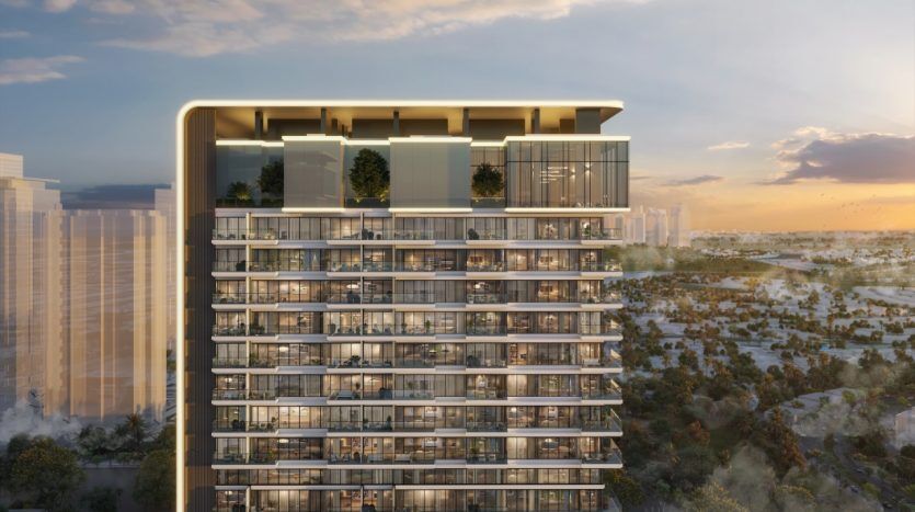 Un immeuble résidentiel moderne de grande hauteur au coucher du soleil à Dubaï, doté de grands balcons avec de la verdure et des balustrades en verre donnant sur un paysage urbain.