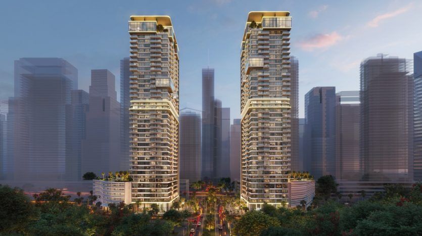 Deux gratte-ciel modernes et curvilignes illuminés au crépuscule, flanquant une avenue bordée d'arbres au milieu de gratte-ciels en toile de fond sous un ciel rose et bleu à Dubaï.