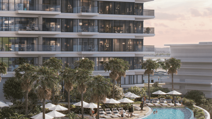 Un immeuble d'appartements de luxe à Dubaï avec plusieurs balcons donnant sur une piscine de style complexe entourée de palmiers et de chaises longues, au coucher du soleil.