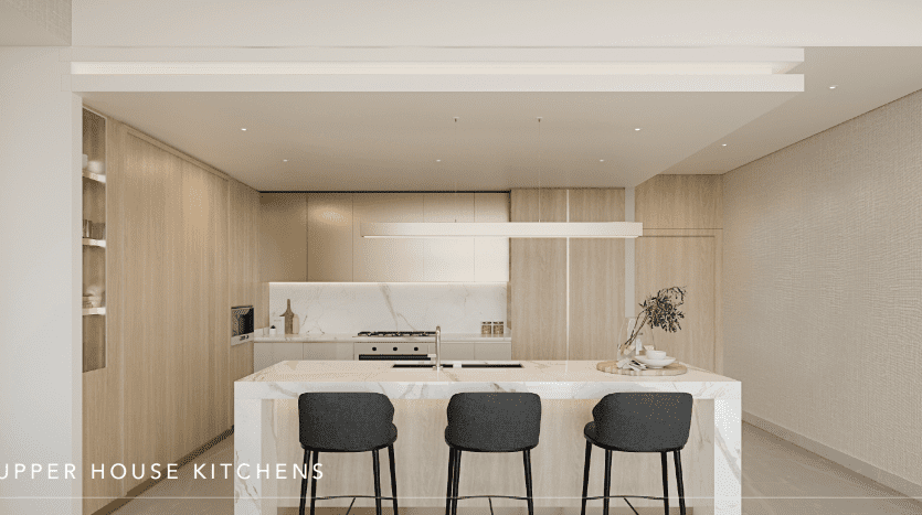 Cuisine moderne et élégante avec îlot en marbre, armoires en bois clair et tabourets noirs. Design minimaliste avec appareils intégrés et éclairage subtil. Texte superposé : « Cuisines de la Chambre haute à Dubaï.