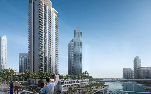 Tre persone osservano i moderni grattacieli da una lussureggiante passeggiata sull'acqua a Dubai, concentrandosi sullo sviluppo urbano e sulle viste panoramiche.