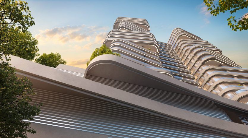 Une villa moderne et architecturalement dynamique à Dubaï avec des façades ondulées et superposées, sur un ciel clair au lever du soleil, entourée d'arbres verts luxuriants.