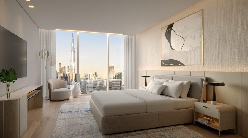 Une chambre moderne dans une villa à Dubaï comprenant un grand lit avec des draps blancs, des meubles minimalistes et une grande fenêtre montrant les toits de la ville. La pièce bénéficie d'un éclairage doux et d'une palette de couleurs apaisantes.