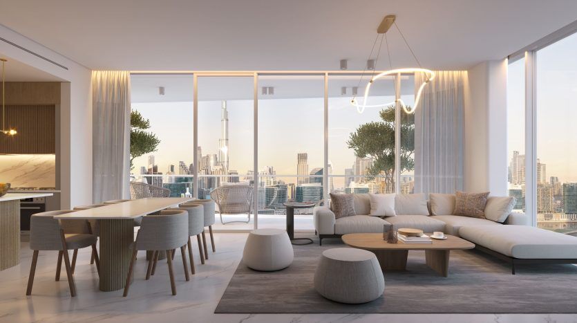 Salon d'appartement moderne et élégant à Dubaï avec de grandes fenêtres offrant une vue sur les toits de la ville, une palette de couleurs neutres et un mobilier contemporain.
