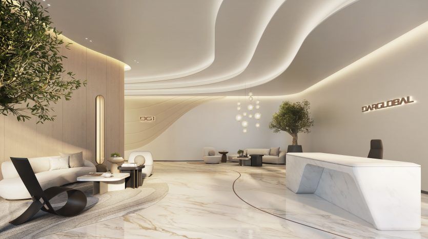 Hall de bureau moderne avec des plafonds blancs incurvés et élégants, des sols en marbre, des meubles de style minimaliste et des plantes d'intérieur. Logo "Dartial" illuminé sur le mur, représentant une importante agence immobilière de Dubaï