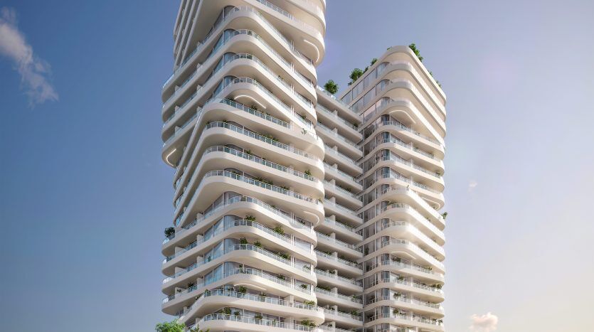 Un immeuble résidentiel futuriste de grande hauteur avec des balcons incurvés donnant sur un plan d'eau, doté de jardins luxuriants sur le toit et d'un design moderne, sous un ciel clair au crépuscule, idéal pour une annonce immobilière à Dubaï.