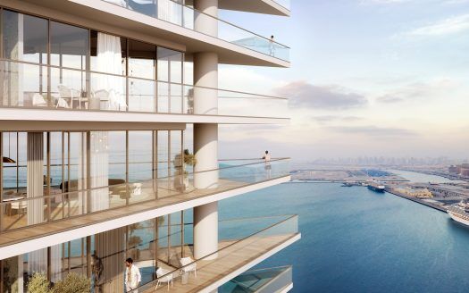 Moderno grattacielo a Dubai con ampi balconi che si affacciano su un porto trafficato di navi. La facciata dell'edificio presenta ampie superfici vetrate e un design contemporaneo, che lo rendono un'ottima opportunità di investimento a Dubai.