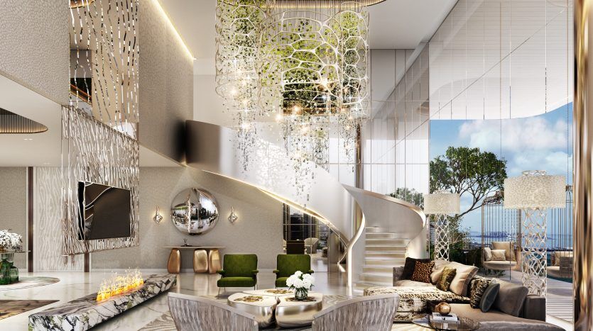 Intérieur luxueux d'un appartement moderne à Dubaï avec des meubles élégants, des lustres ornés et un grand escalier menant à l'étage supérieur. De grandes fenêtres offrent une vue sur un paysage ensoleillé à l'extérieur.