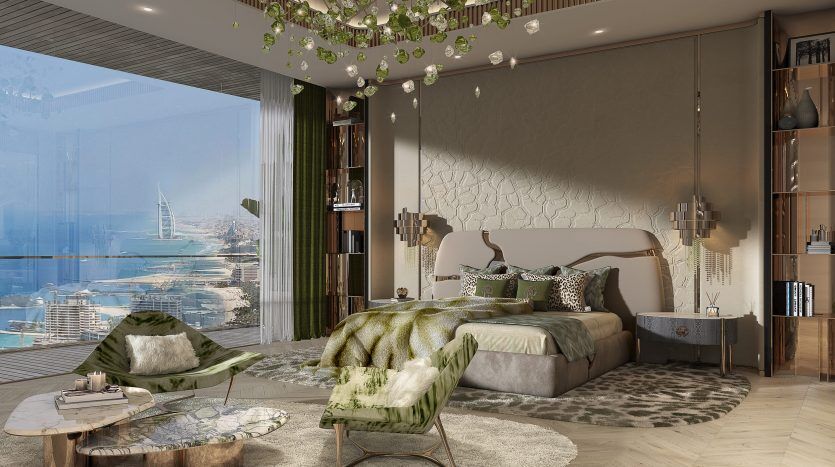 Chambre luxueuse d'une villa de Dubaï avec une grande baie vitrée offrant une vue sur la ville et la mer. Comprend un lit moelleux, des chaises vertes uniques, une table centrale en bois et un plafond artistique avec des plantes suspendues.