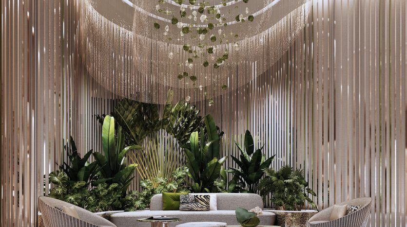 Coin salon intérieur luxueux dans un appartement Dubaï avec d'élégants canapés ronds ; des plantes vertes luxuriantes et des lustres en cascade élégants rehaussent le décor moderne avec des lattes de bois verticales.