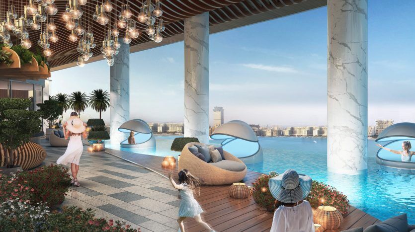 Une luxueuse piscine sur le toit avec des femmes se prélassant, un enfant qui court et des suspensions suspendues, surplombant le paysage urbain de Dubaï sous un ciel clair.