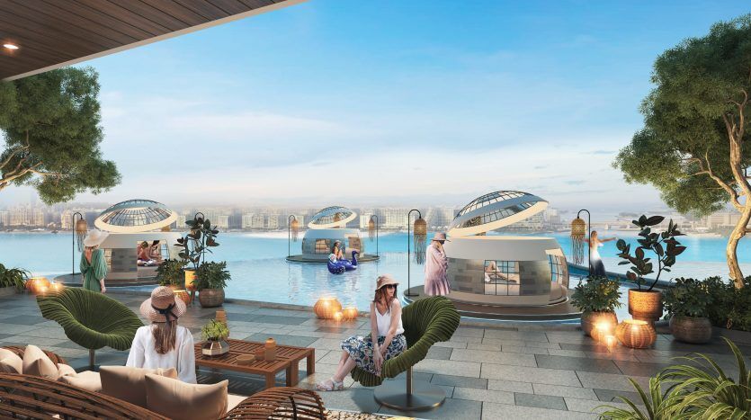 Luxueuse piscine à débordement sur le toit avec des gens se détendant sur des chaises longues et des cabanes dans une villa à Dubaï, surplombant les toits de la ville moderne au coucher du soleil.