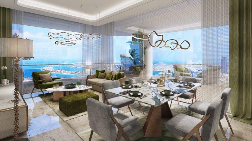 Une salle à manger luxueuse dans une villa à Dubaï avec une décoration moderne, comprenant une table à manger en verre, des chaises vertes et beiges et une vue sur l'océan à travers de grandes baies vitrées. L'éclairage décoratif est suspendu