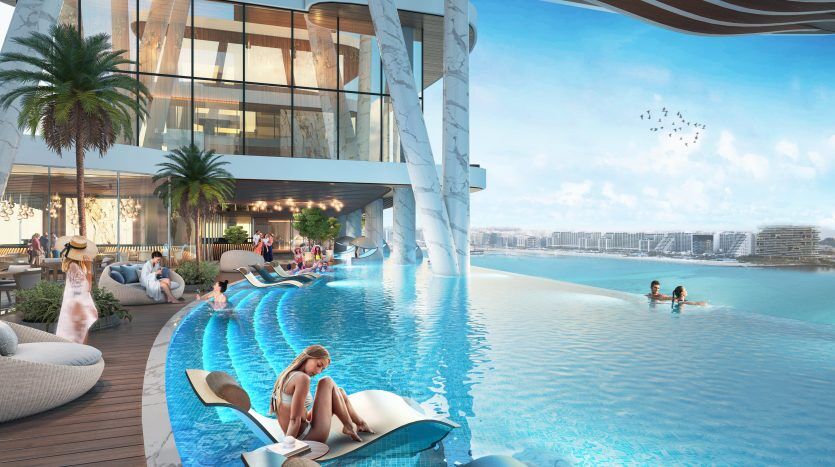 Luxueuse piscine à débordement sur le toit surplombant un paysage urbain, avec des gens qui se prélassent et nagent. Des éléments de conception architecturale moderne améliorent l'ambiance sereine, parfaite pour ceux qui s'intéressent à l'investissement à Dubaï.