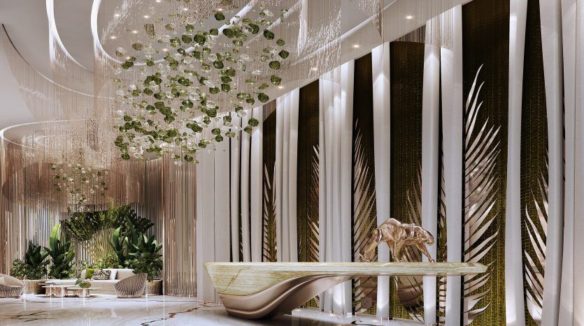 Hall d'entrée luxueux d'un hôtel de Dubaï doté de hauts plafonds ornés de lustres élaborés, d'un élégant décor blanc et or, d'un mobilier moderne et élégant et de plantes vertes luxuriantes, créant une atmosphère sophistiquée et accueillante.