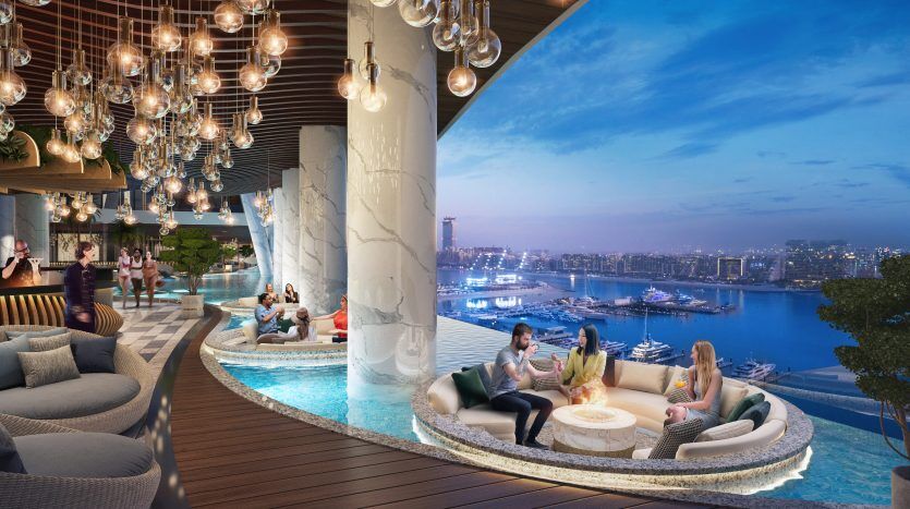 Luxueux toit-terrasse au crépuscule avec des gens socialisant au bord d'une piscine éclairée, entouré de coins salons élégants et de lustres modernes, offrant une vue panoramique sur le paysage urbain et le port de Dubaï.