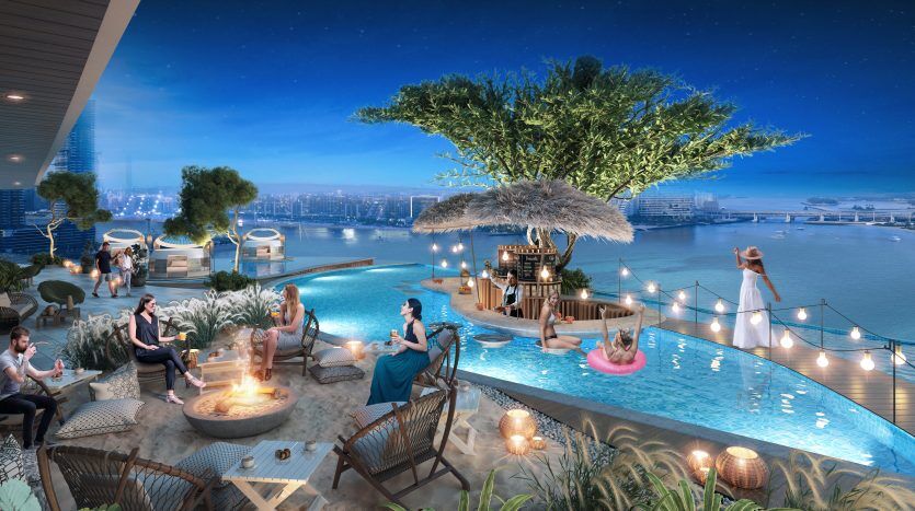 Piscine animée sur le toit se réunissant au crépuscule avec des gens appréciant des boissons et des conversations. Un couple est assis près d’un foyer, tandis que d’autres se détendent dans les flotteurs de la piscine. Un horizon de la ville de Dubaï brille en arrière-plan.