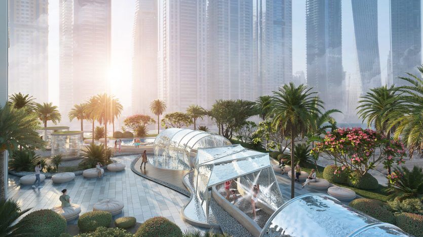 Un parc urbain futuriste à Dubaï au coucher du soleil avec une verdure luxuriante, des structures de verre modernes, des sentiers sinueux et des gratte-ciel enveloppés de brume en arrière-plan.