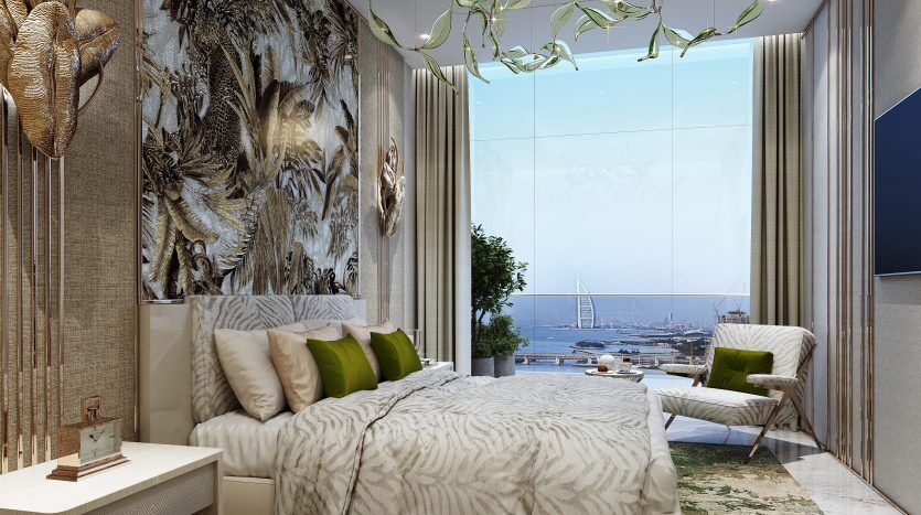 Chambre luxueuse dans une villa de Dubaï comprenant un lit avec une literie blanche et verte, un panneau mural métallique artistique, des plantes vertes suspendues et une grande fenêtre offrant une vue sur la mer.
