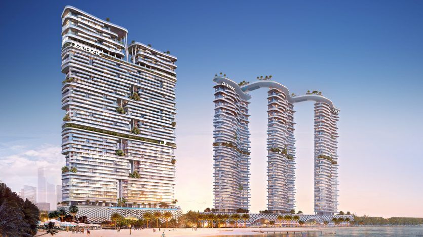 Rendu architectural de quatre immeubles d'appartements modernes de plusieurs étages à Dubaï avec des terrasses remplies de verdure, situés au bord d'une plage avec des palmiers au coucher du soleil.