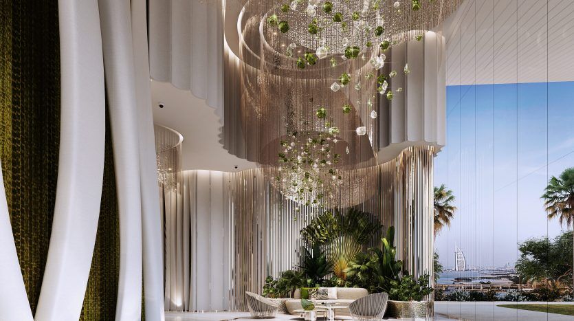 Hall d'entrée luxueux avec des rideaux élégants, un mobilier moderne, de grandes fenêtres avec vue sur les palmiers, de la verdure décorative suspendue et des lustres en verre, se reflétant sur un sol brillant, parfait pour un investissement
