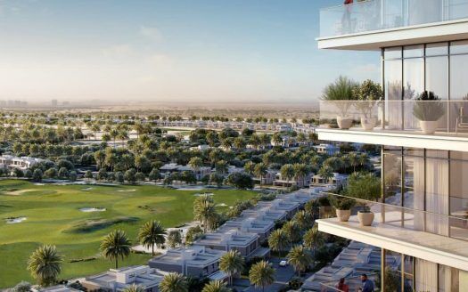 Vista da un balcone sopraelevato che si affaccia su un vasto e lussureggiante campo da golf circondato da moderni edifici residenziali bassi sotto un cielo limpido a Dubai.
