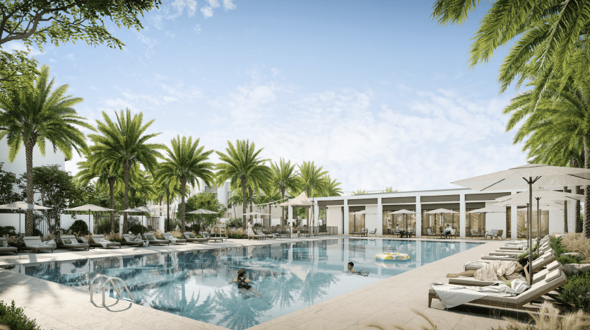 Une luxueuse piscine extérieure entourée de palmiers, dotée de plusieurs chaises longues, de parasols et de personnes profitant de l'eau et prenant un bain de soleil. La villa blanche moderne de Dubaï encadre la piscine.
